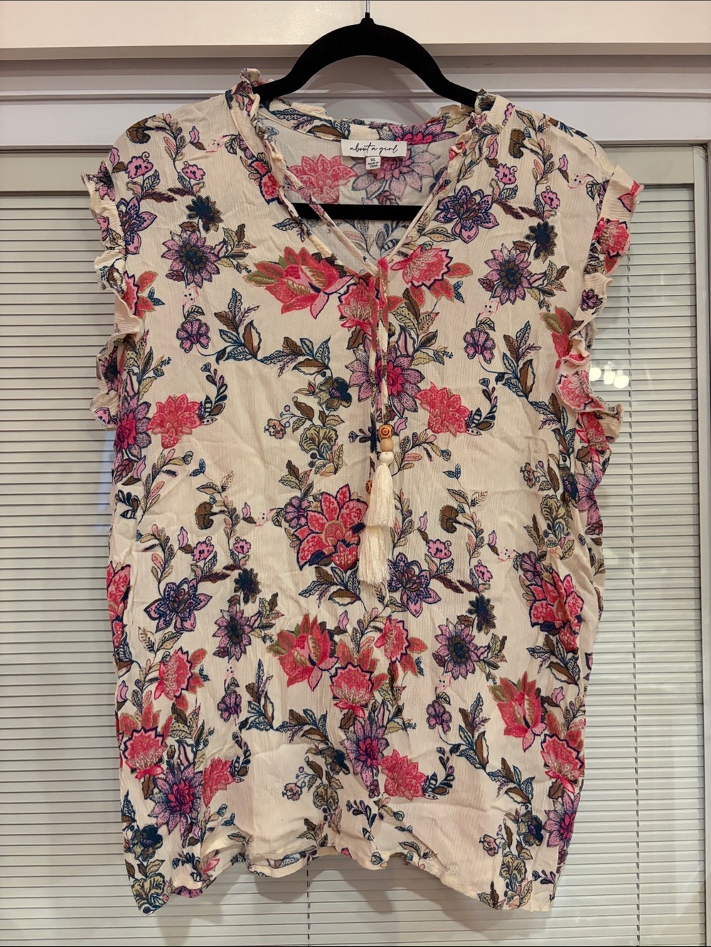 About a Girl Cream Floral Blouse Size XL